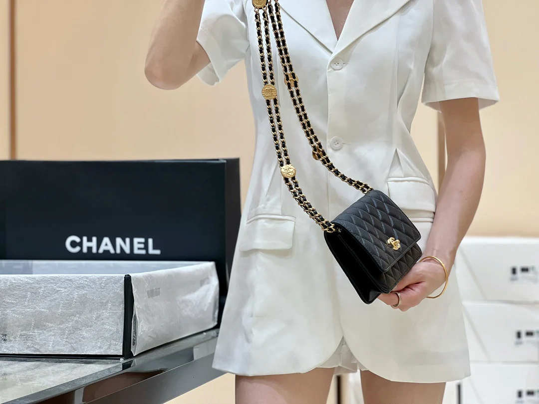 Сумка Chanel WOC с цепочкой и монетками — зернистая кожа — черная — фотографии в ношении.