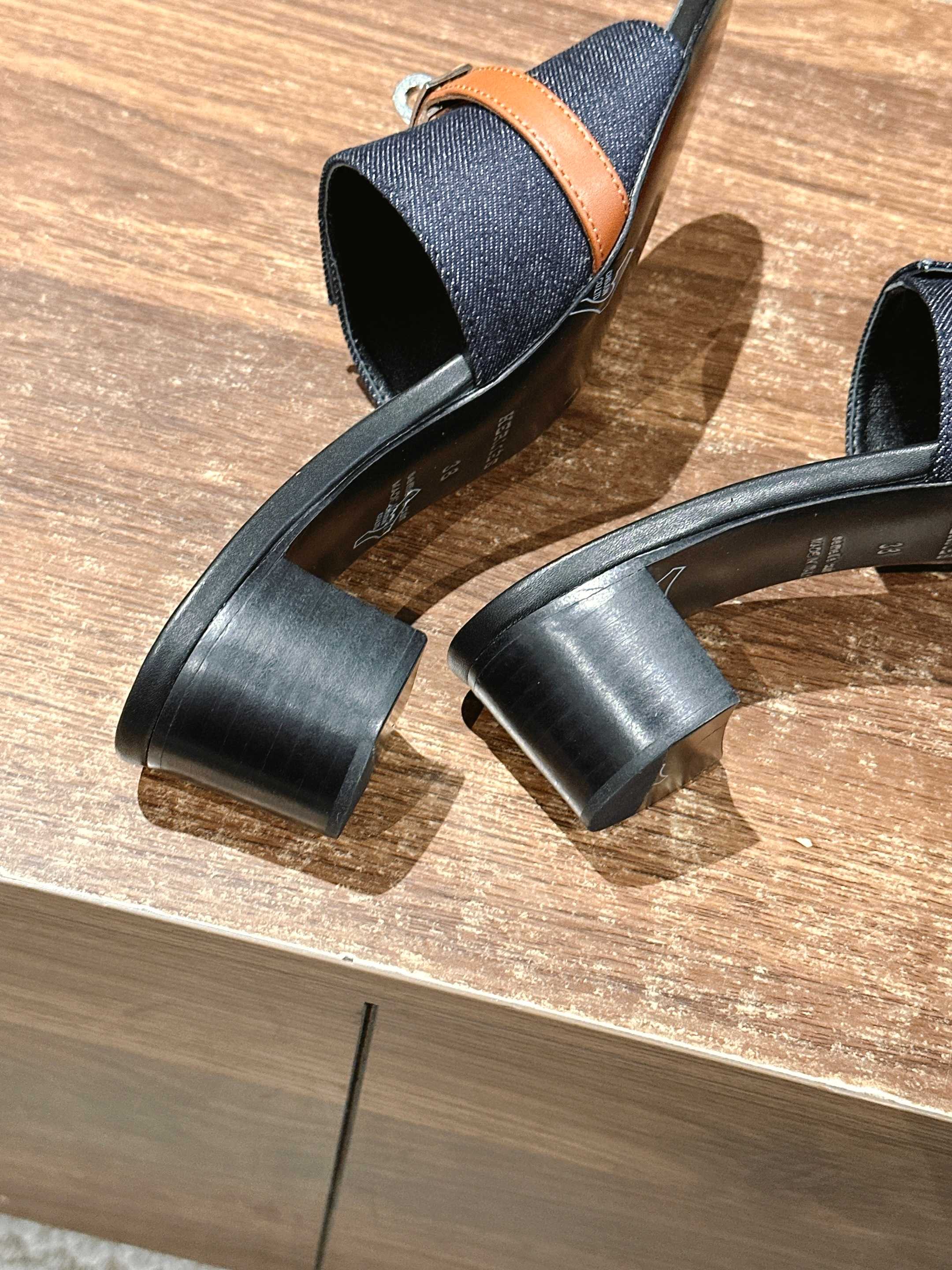 Сандалии Hermes Kelly с пряжкой на массивном каблуке - черные