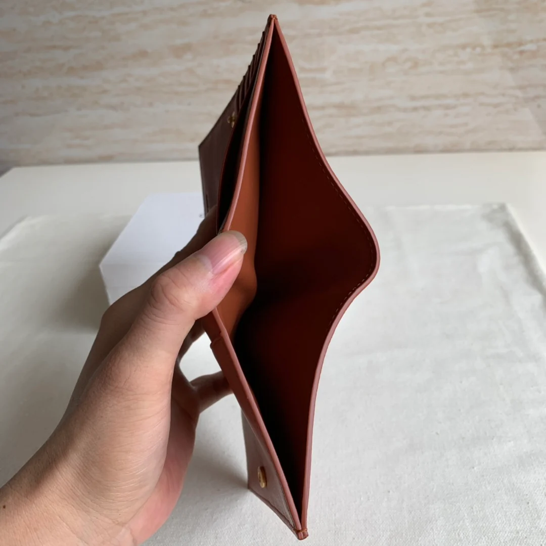 Селин - средней длины, кленово-коричневый с ледяным голубым