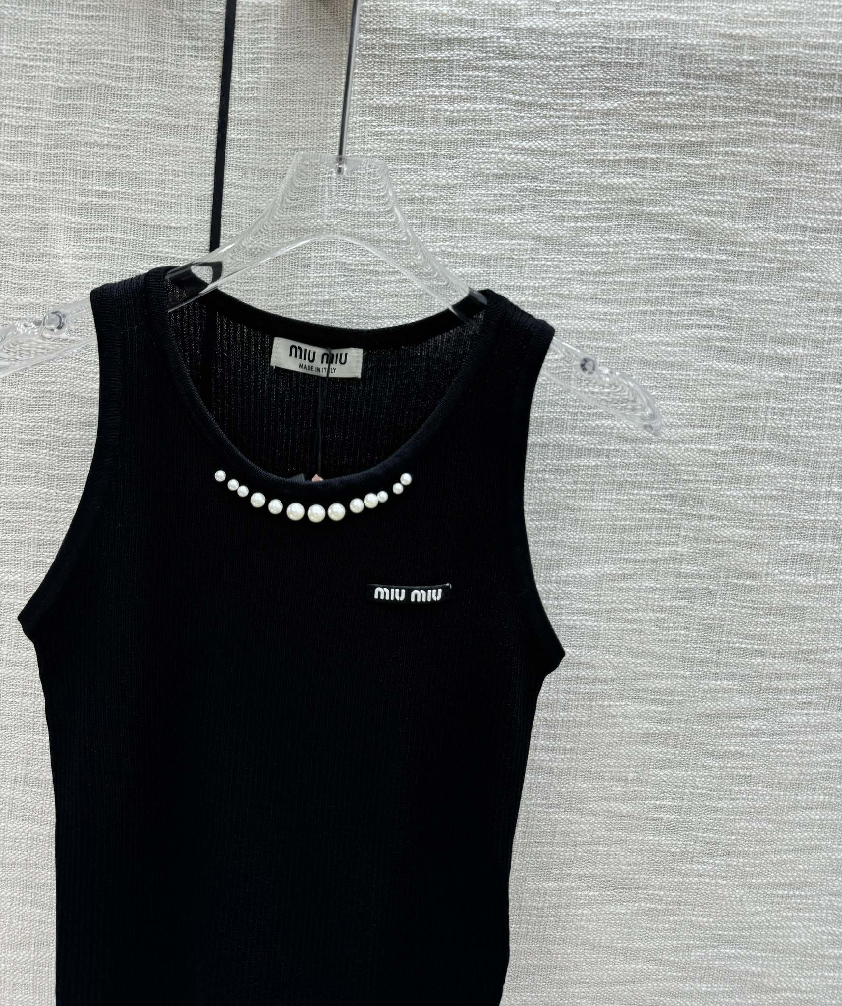 Жилет Miu Miu-2404 из плотной вязки с бисером - черный