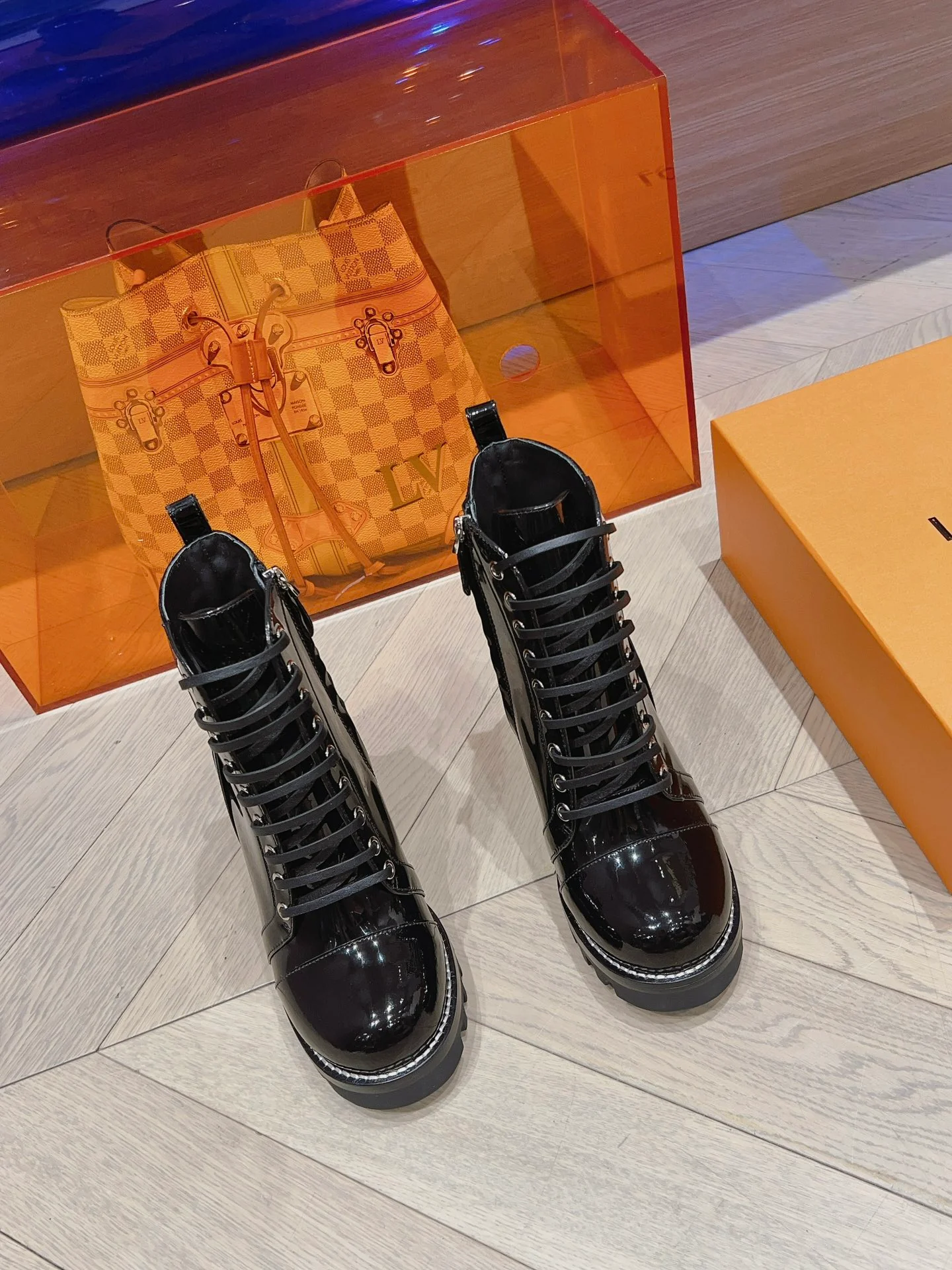 LV - Новинка сезона осень/зима 2023 - Ботильоны на высоком каблуке - Лакированная кожа, черные - Модель 2
