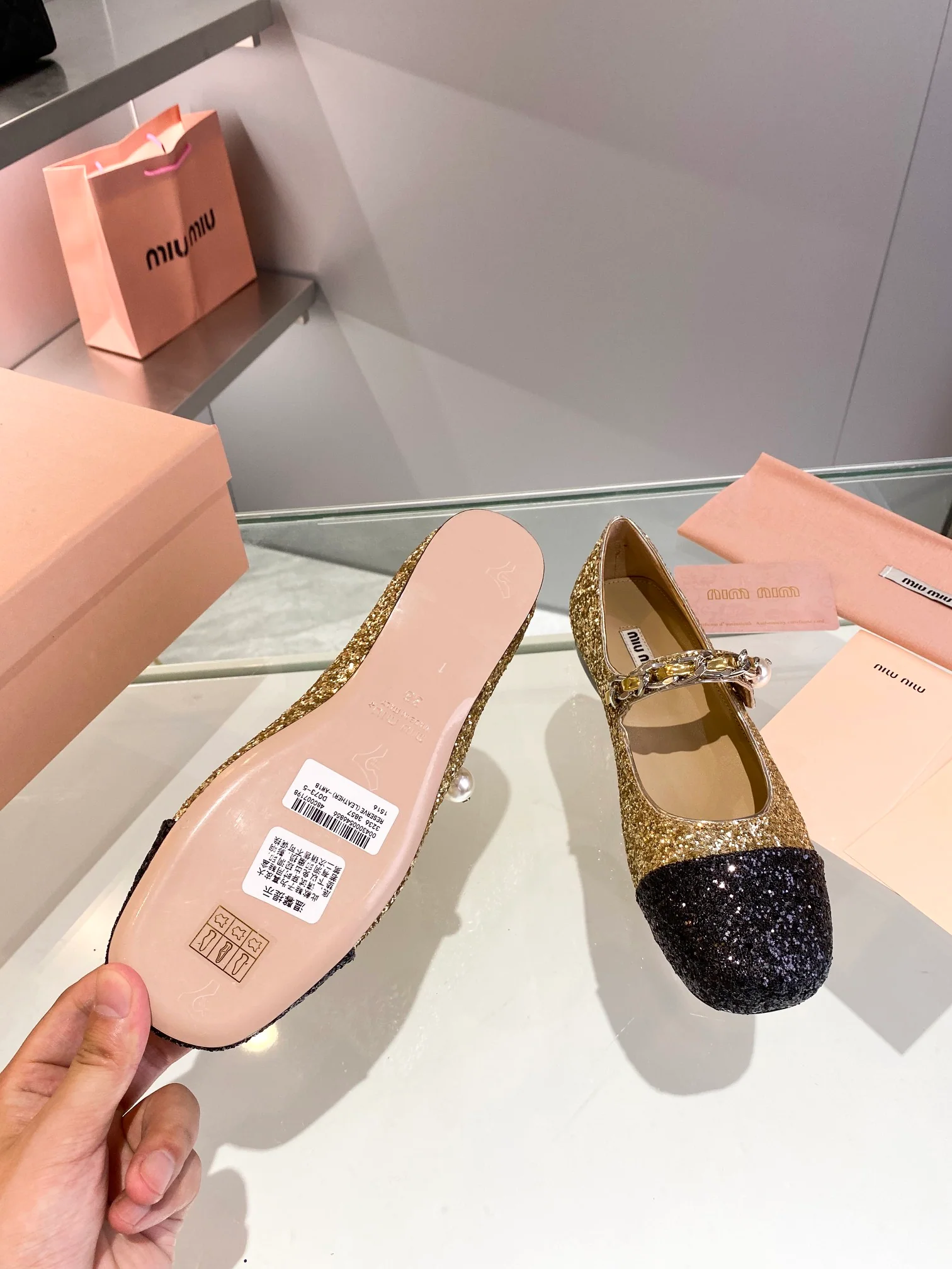 Новинка осенне-зимней коллекции Miu Miu 2023 — балетки со стразами — золотые.