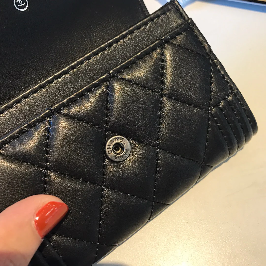 Кардхолдер Chanel Le Boy из овечьей кожи с винтажной серебряной пряжкой.