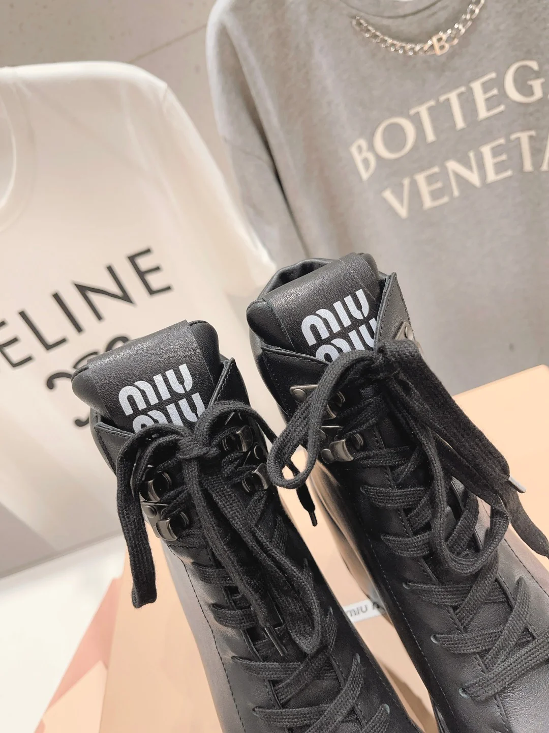 Новинка осенне-зимней коллекции Miu Miu 2023 — ботильоны на высоком каблуке и платформе.