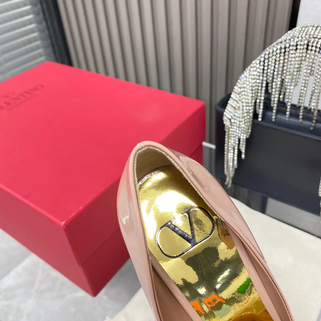 Новинка сезона осень/зима 2022 от Valentino - Туфли на высоком каблуке с фурнитурой, украшенные заклепками - Розовые