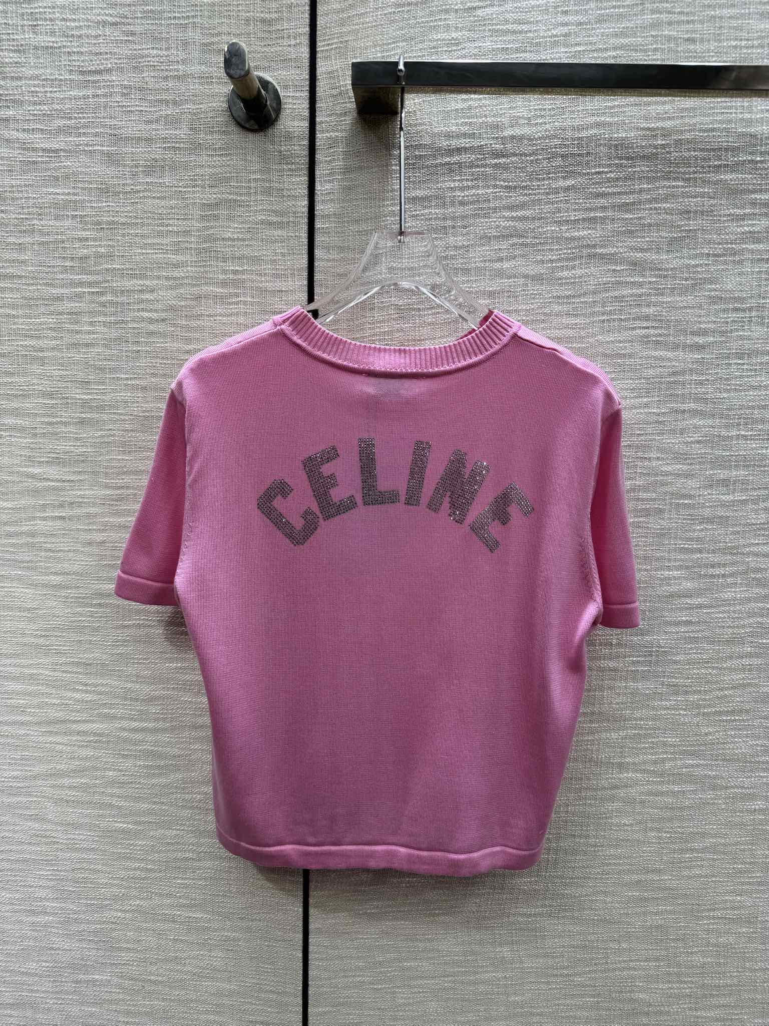 Celine - 2403 - Весна/Лето 2024 Вязаная футболка с коротким рукавом и логотипом, украшенным стразами - Розовая