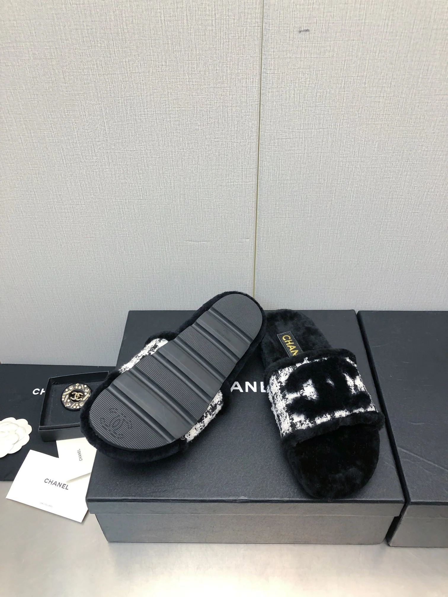 Новинка сезона осень/зима 2023 от Chanel - шерстяные клетчатые тапочки - белые.