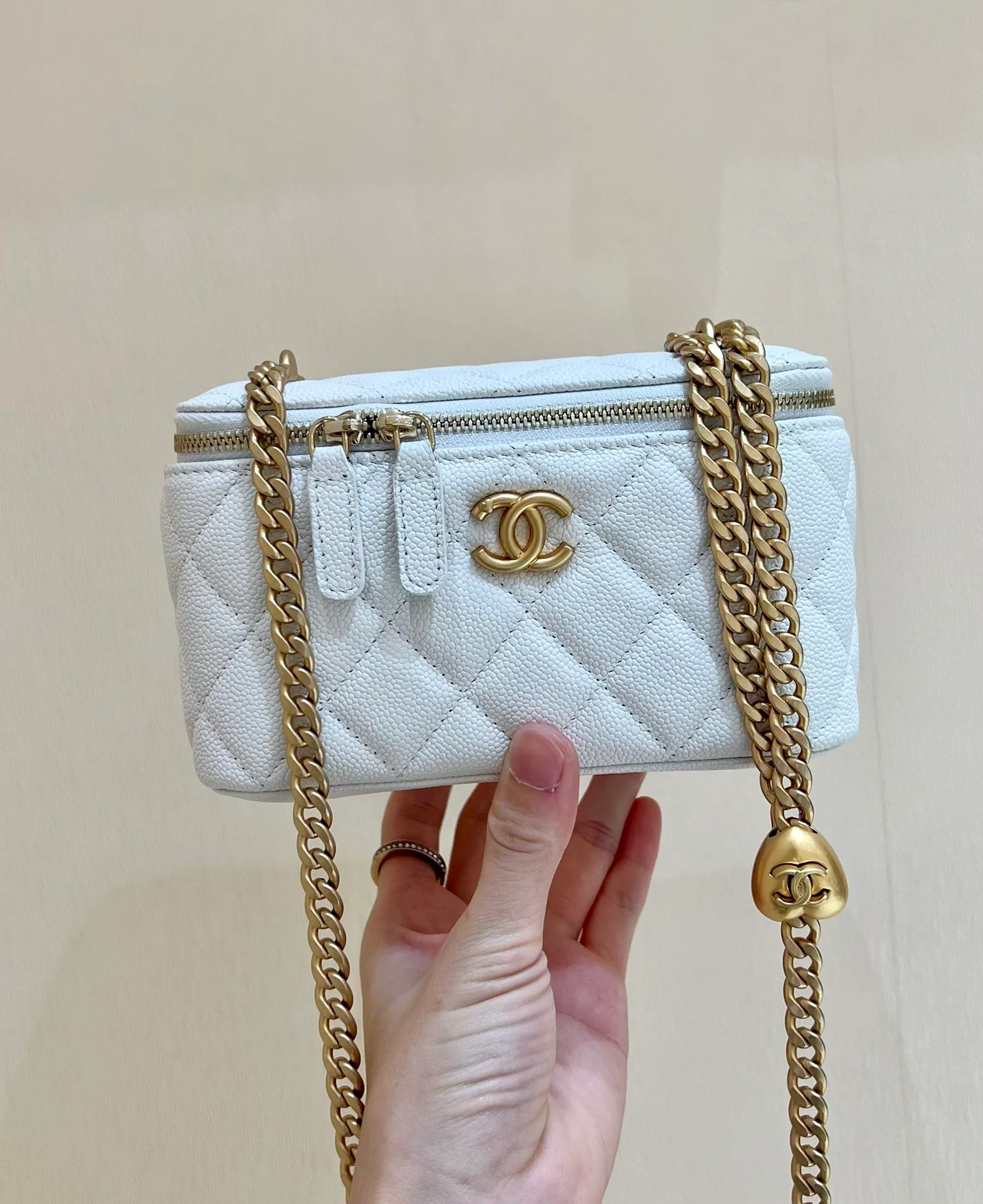 Новинка сезона весна/лето 2023 от Chanel - Длинная цепочка в форме шара - Белая