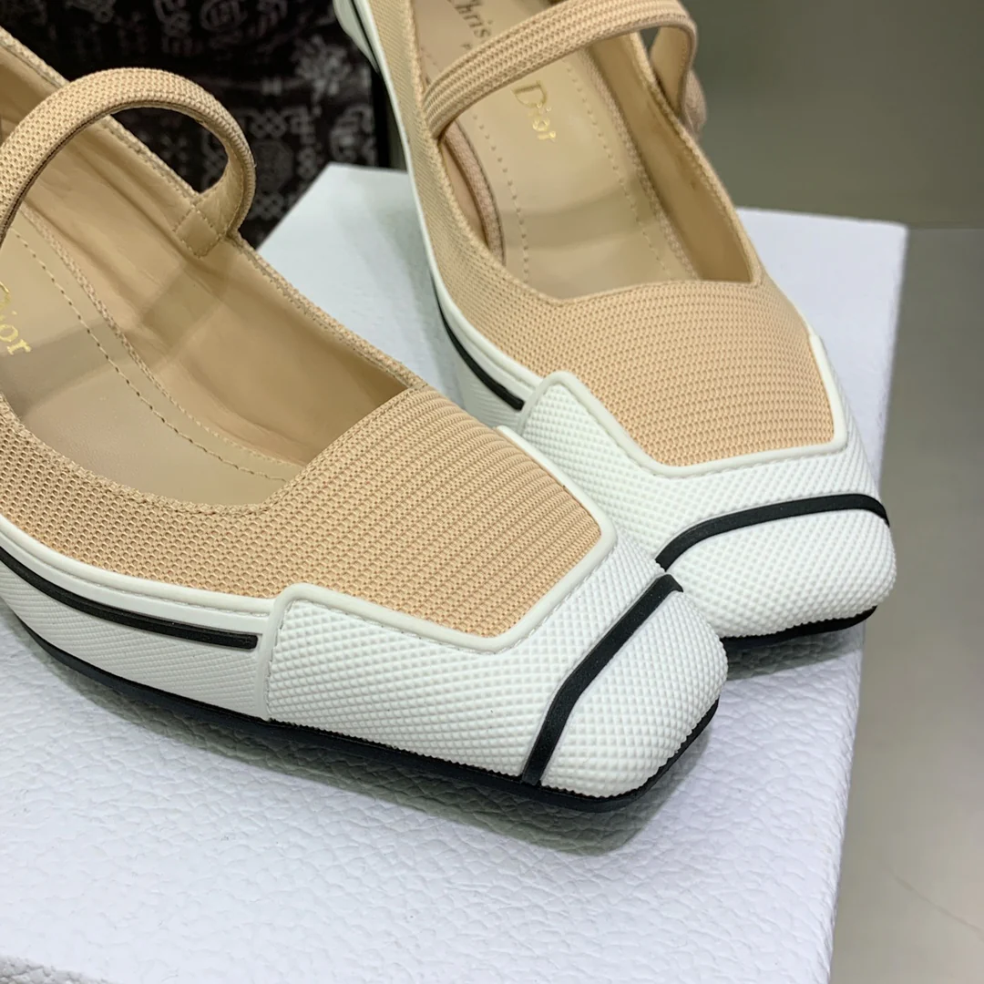 Новинка сезона весна/лето 2022 — туфли на квадратном каблуке.