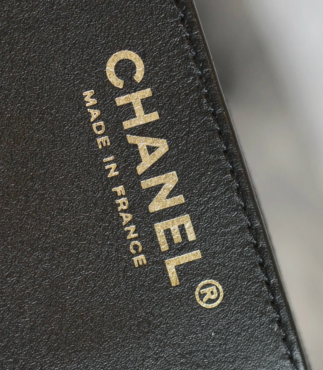 Chanel - ??? - Сумка-мешок на цепочке с монетами - Черная с золотой пряжкой