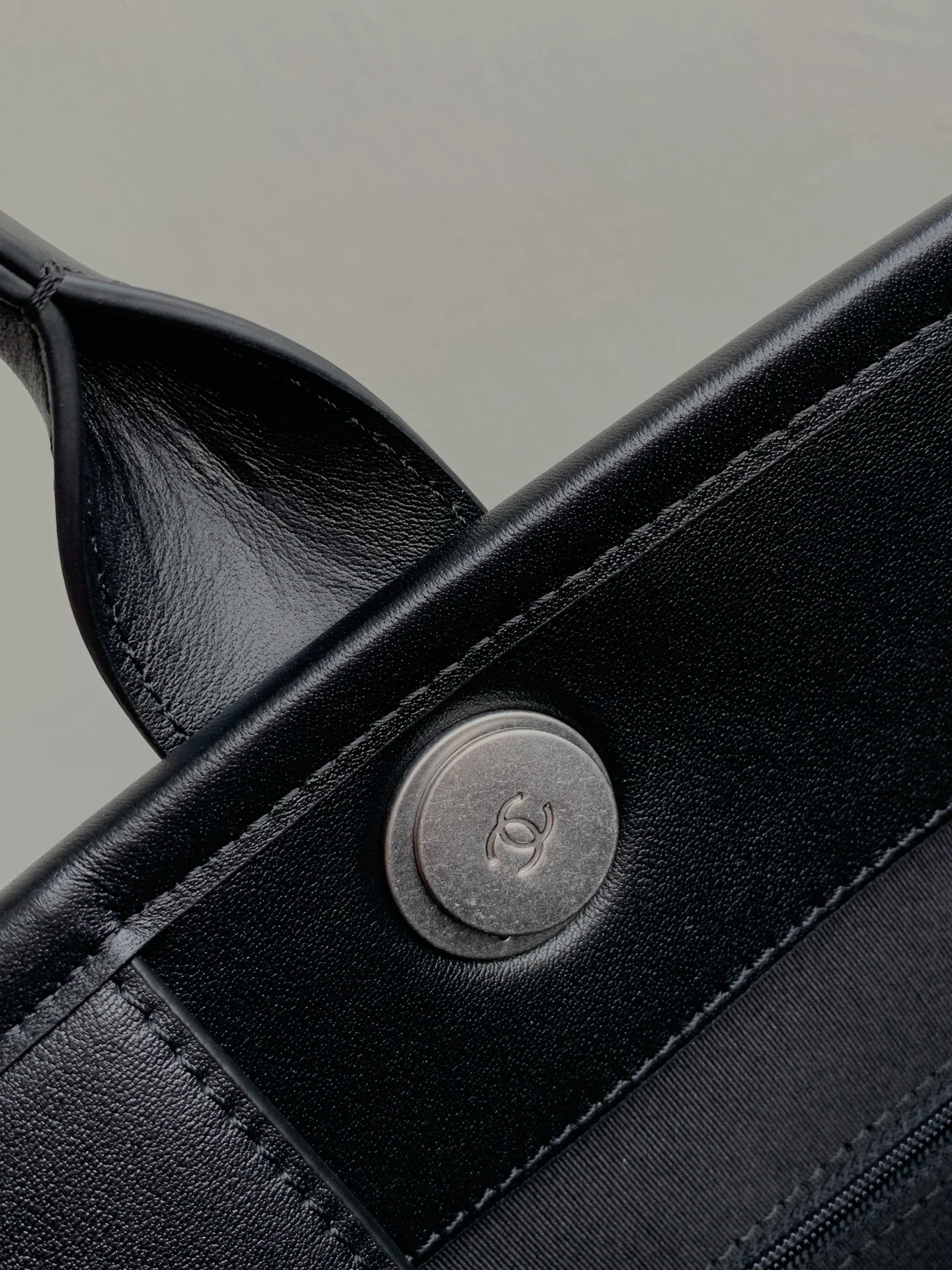 Пляжная сумка Chanel 24a из натуральной кожи, большая, черная.