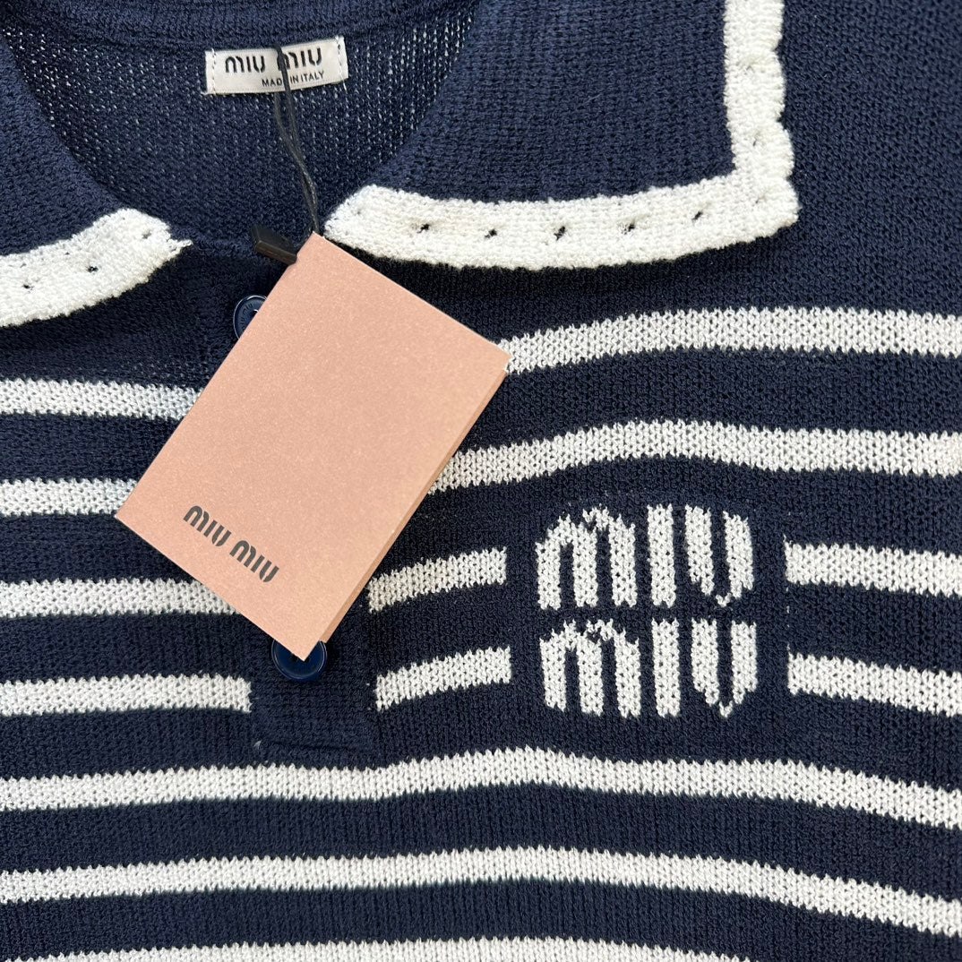 Miu Miu-2404-24 Вязаный топ в полоску с воротником и короткими рукавами для ранней весны