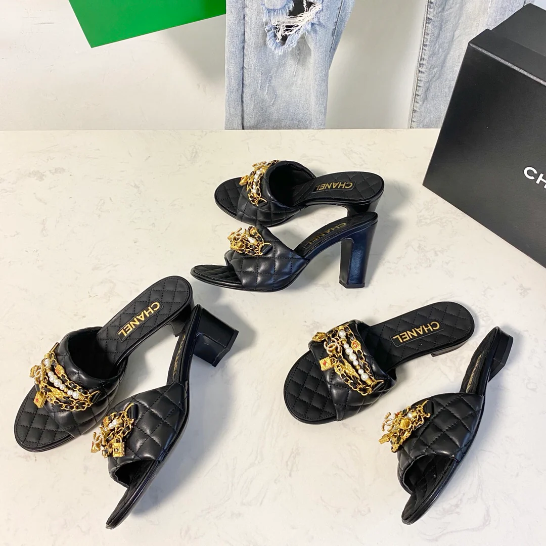 Туфли-лодочки Chanel с жемчужной цепочкой на каблуке