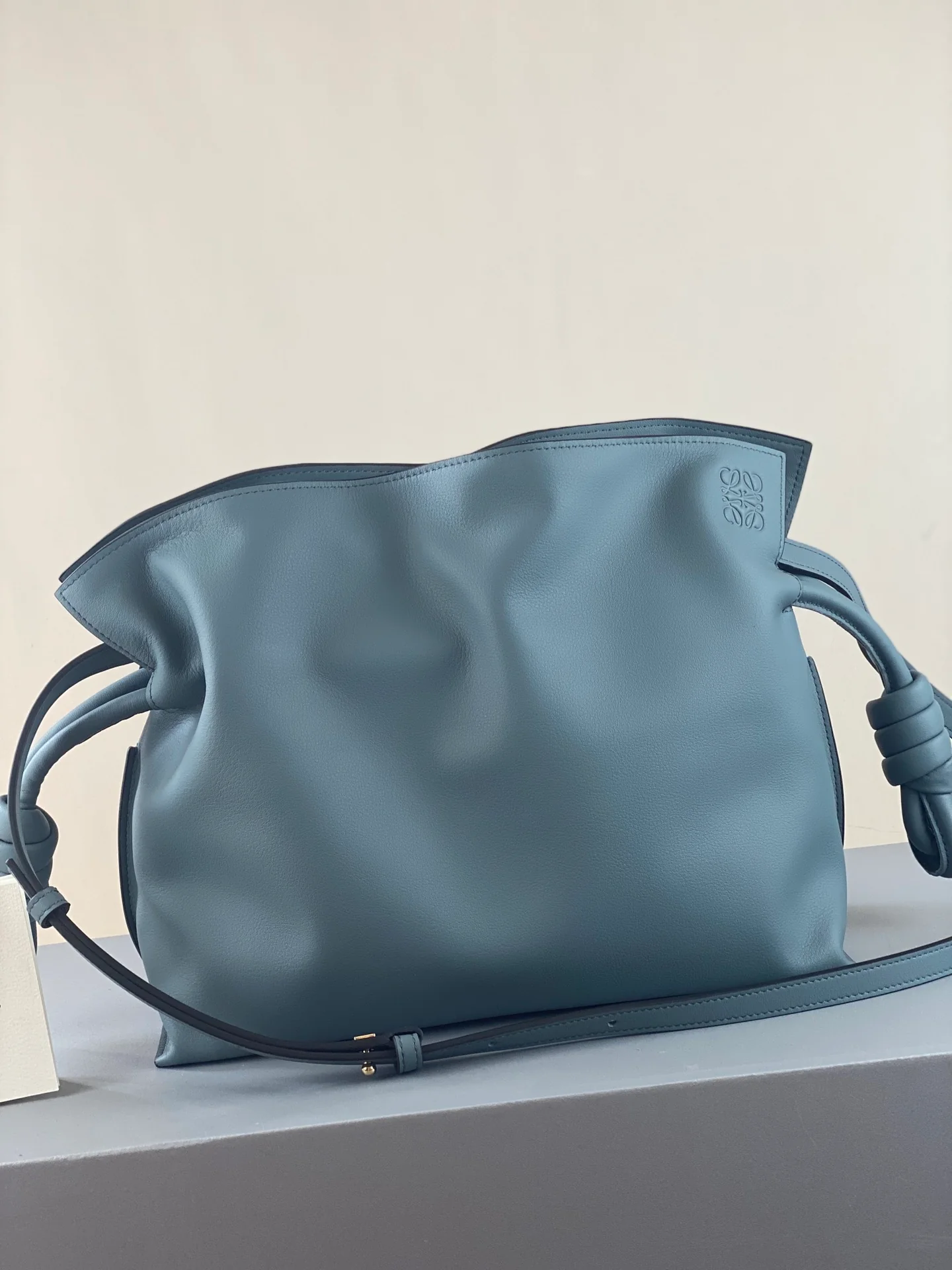 Обновленная кожаная модель Loewe Flamenco 2020 года в цвете Misty Blue.