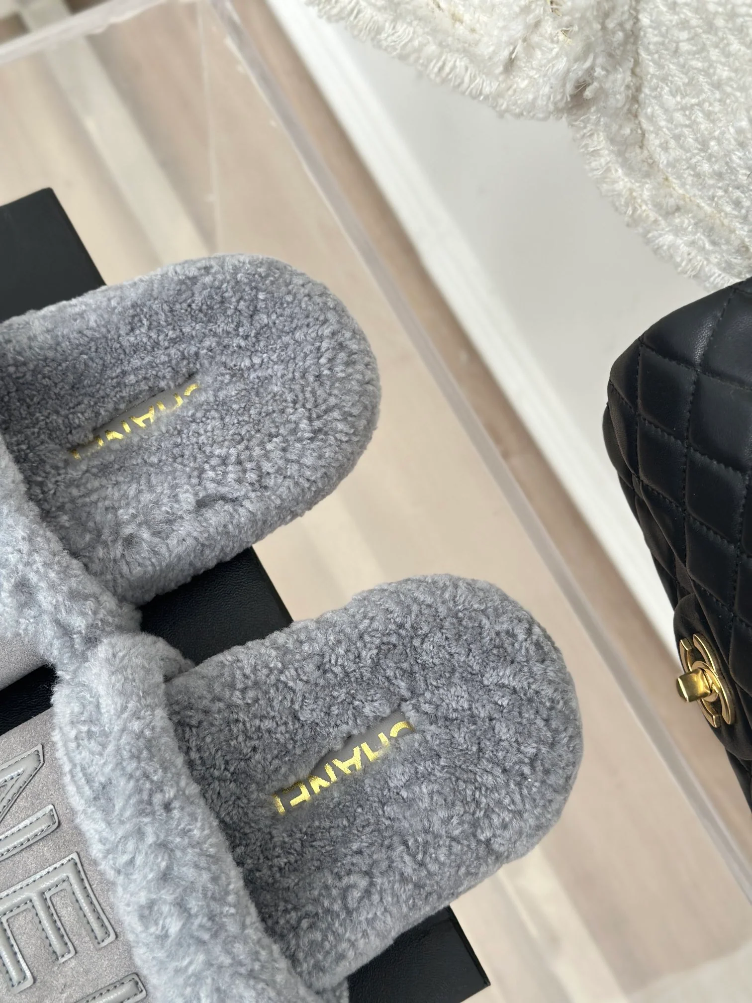 Новинка сезона осень/зима 2023 от Chanel — Меховые тапочки — Серые с буквенным рисунком