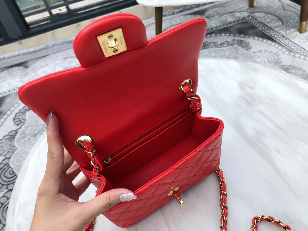 Сумка Chanel CF из коллекции весна/лето 2019 — квадратная сумка Fat Bag — из овечьей кожи — красная с золотой фурнитурой — 17 см