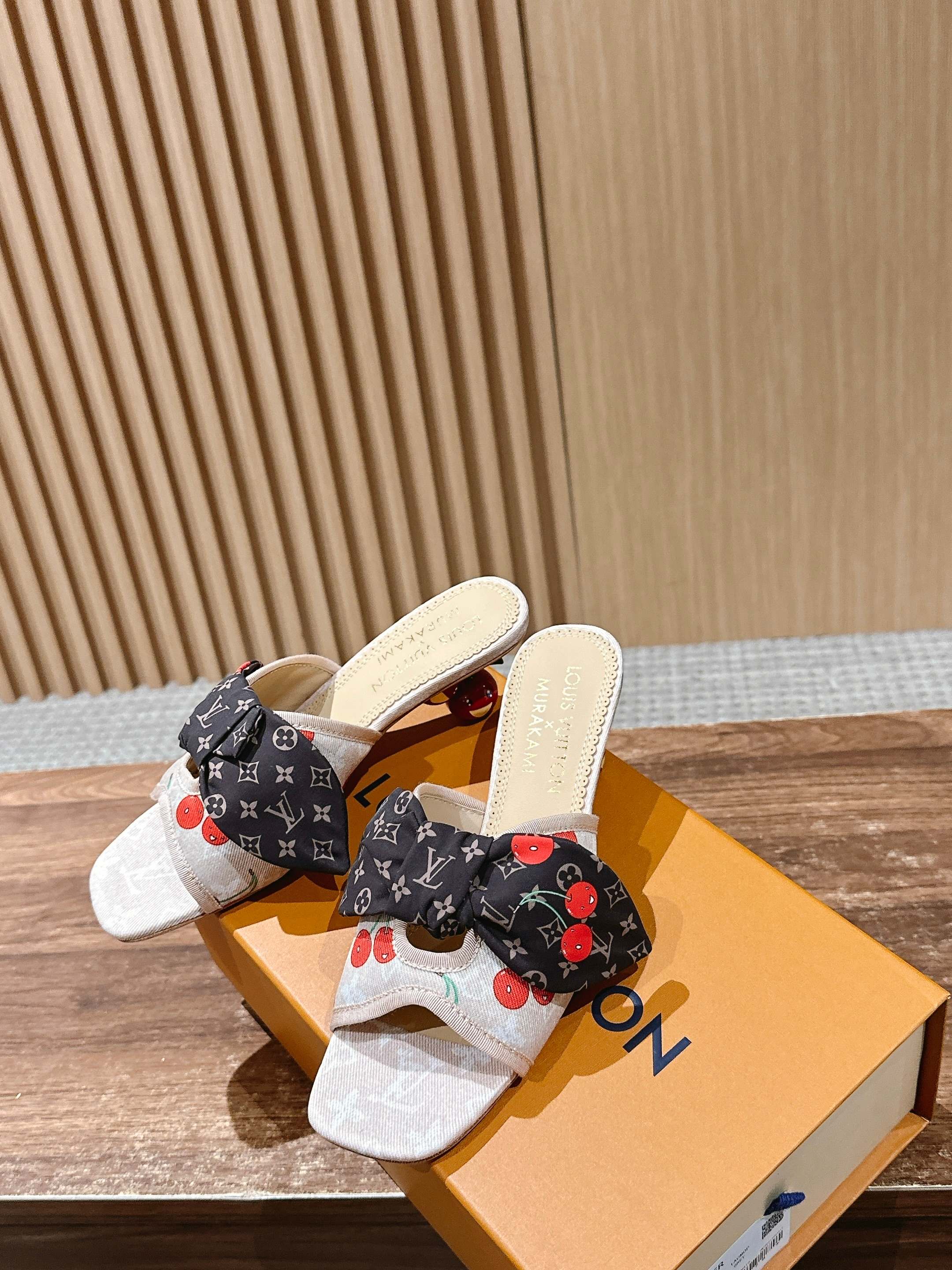 LV - Босоножки на низком каблуке с бантом и вишневым узором - Бежевые