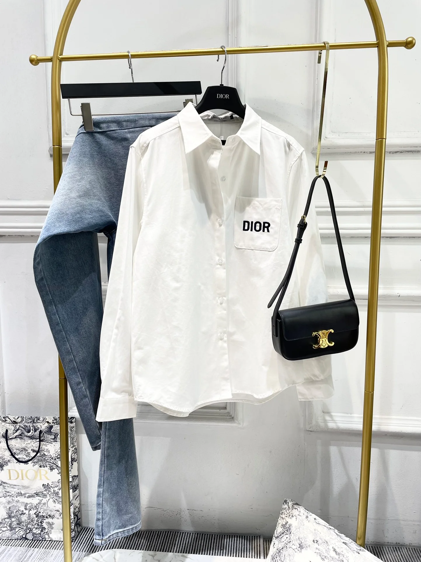 Повседневная рубашка Dior 2403 с вышитой пятиконечной звездой - белая.