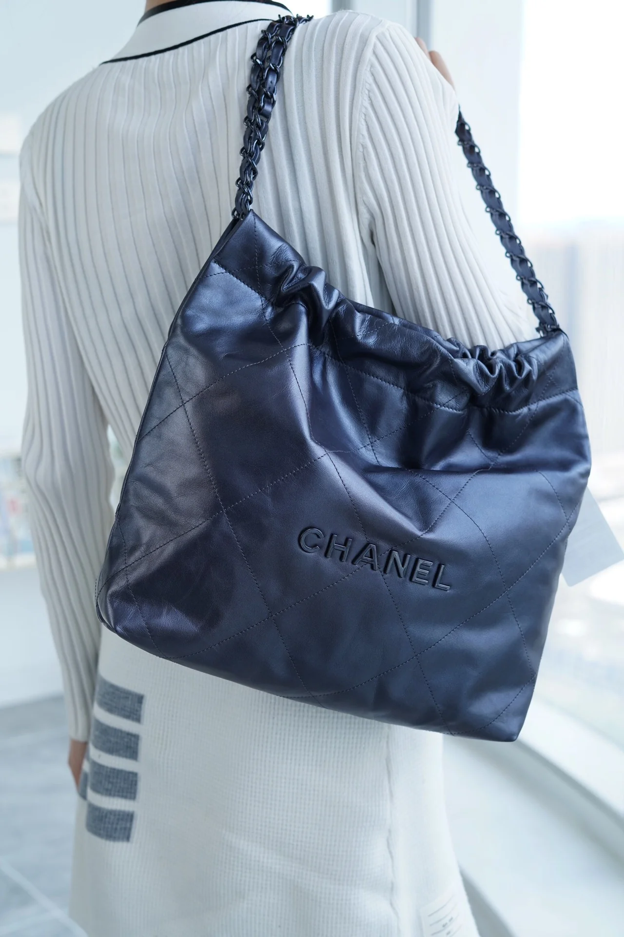 Сумка Chanel 22 - маленькая, металлизированная, синяя.