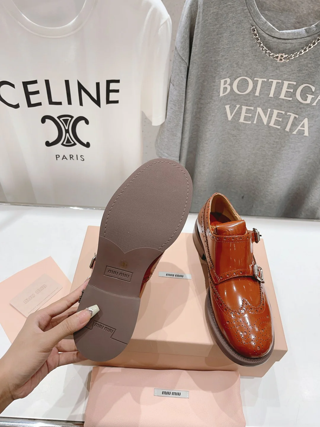 Коллекция Miu Miu весна/лето 2023 — Туфли-броги — Коричневые