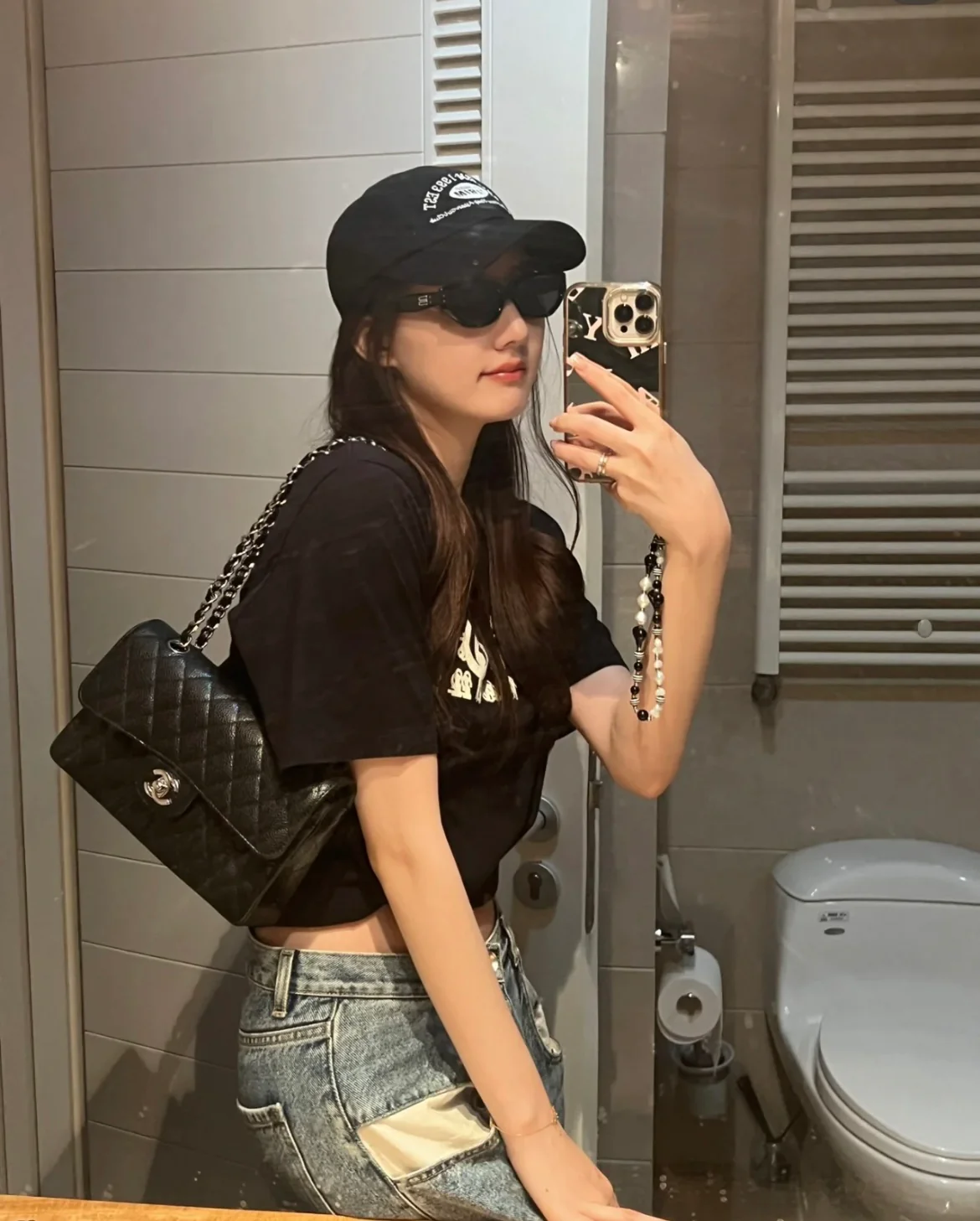 Сумка Chanel CF25 из зернистой кожи с серебристой фурнитурой и цепочкой — черная.