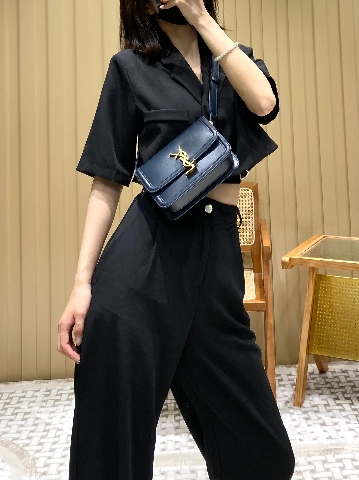 Сумка YSL Solferino Tofu Bag - грязно-синяя - 18 см - На фото: На мне