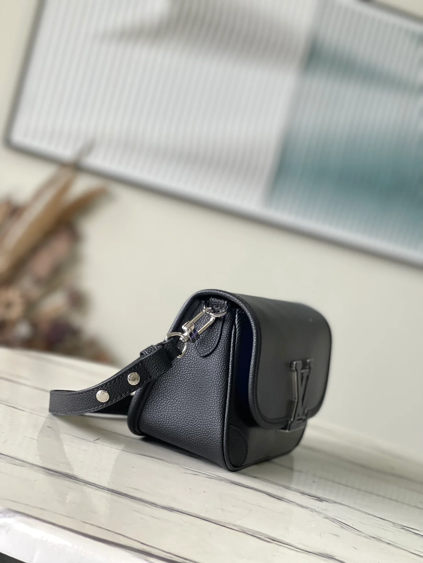 m59386-LV-Сумка через плечо Buci из зернистой кожи Epi-Черная