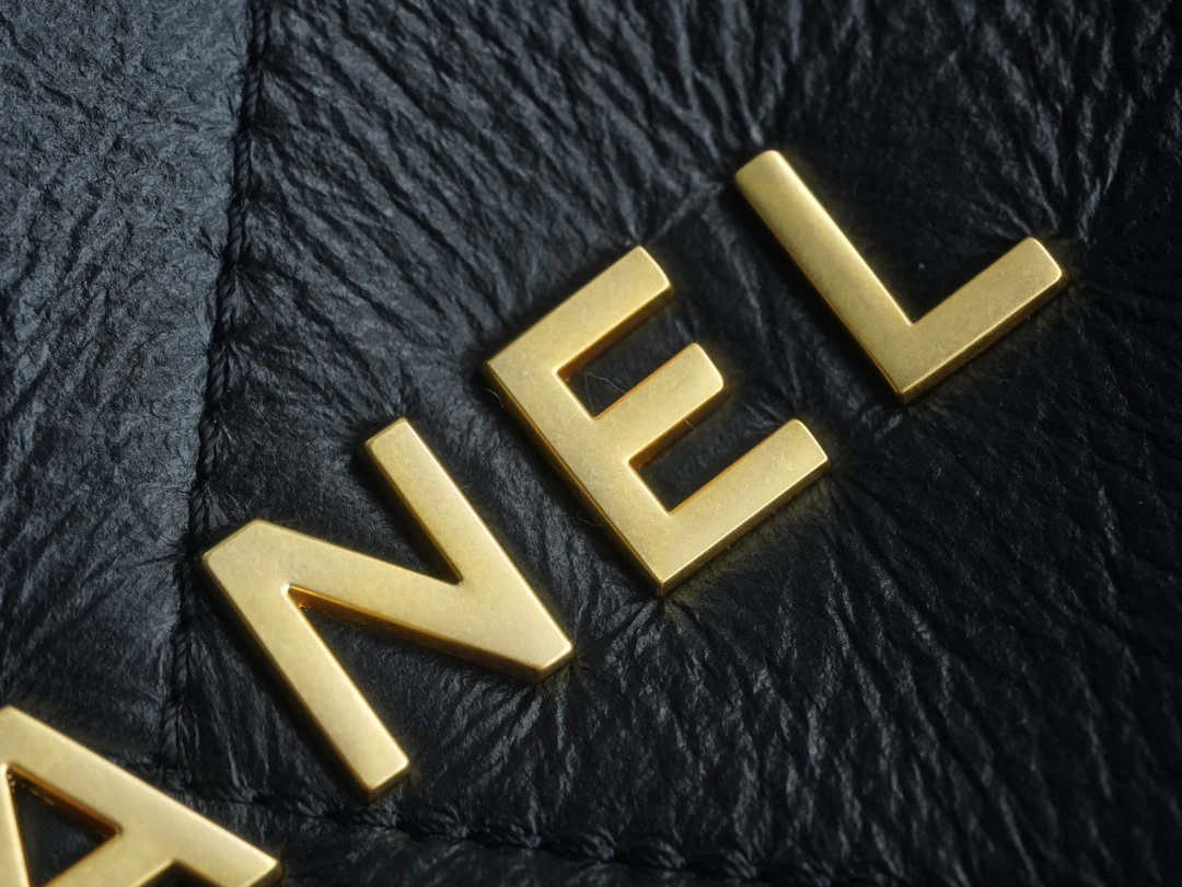 Сумка Chanel No. 22 — вариант с овчиной — чёрно-коричневая.