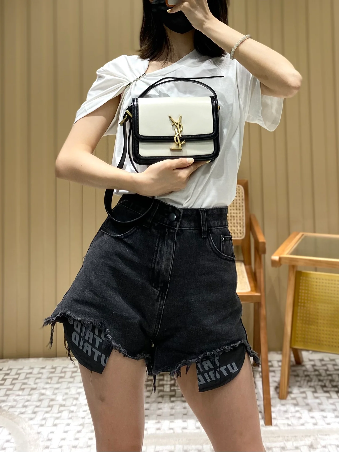 Сумка YSL Solferino Tofu Bag — бело-черная — 18 см — На фото: в ней.