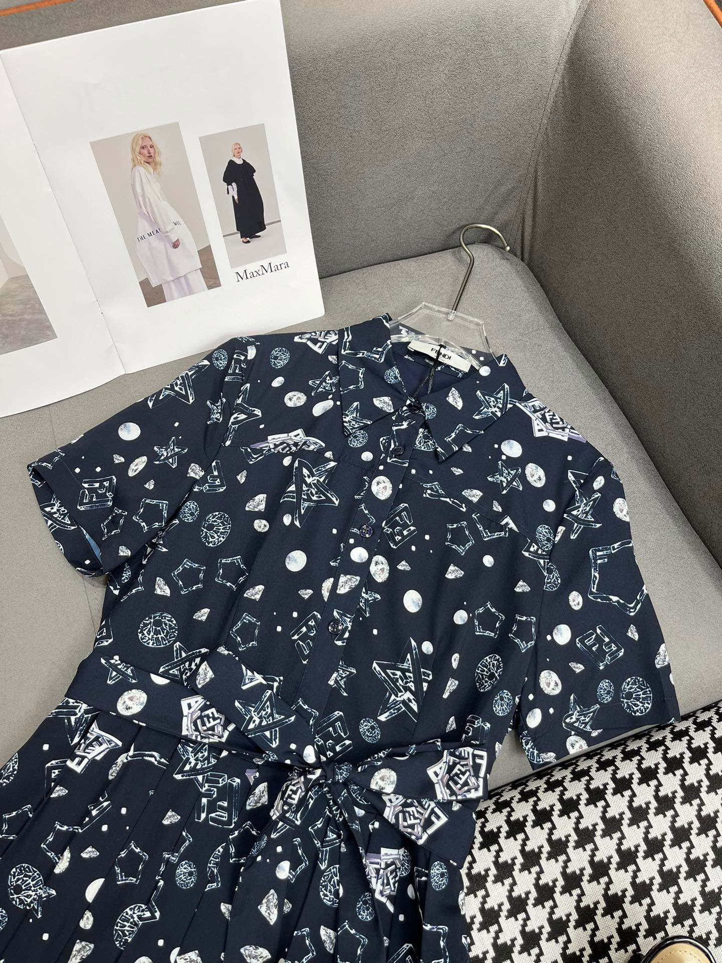 Fendi - 2403 - 24ss Весна/Лето Новое платье с принтом в виде рубашки и плиссированной юбкой