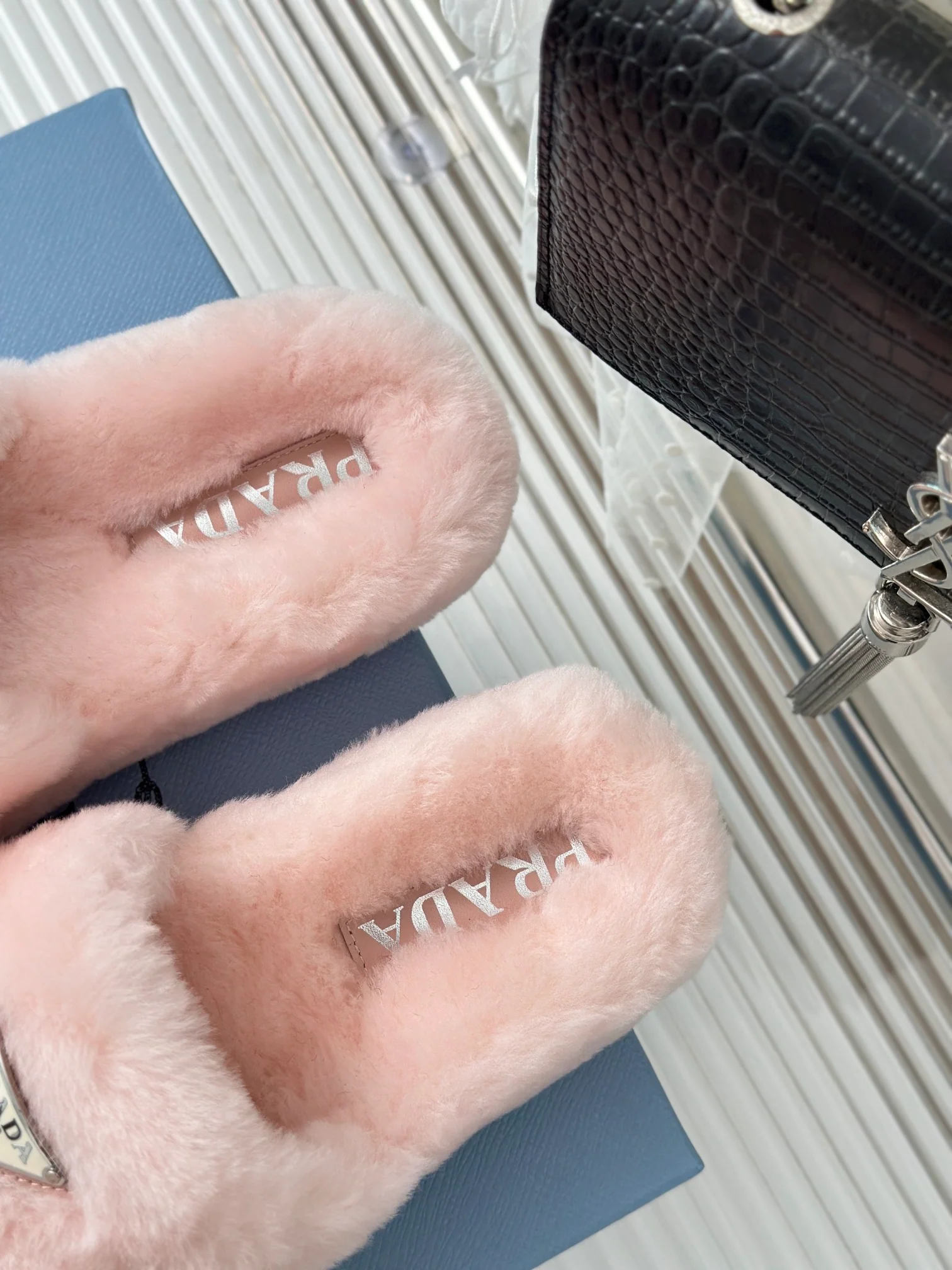 Новинка сезона осень/зима 2023 от Prada - Шерстяные тапочки - Розовые