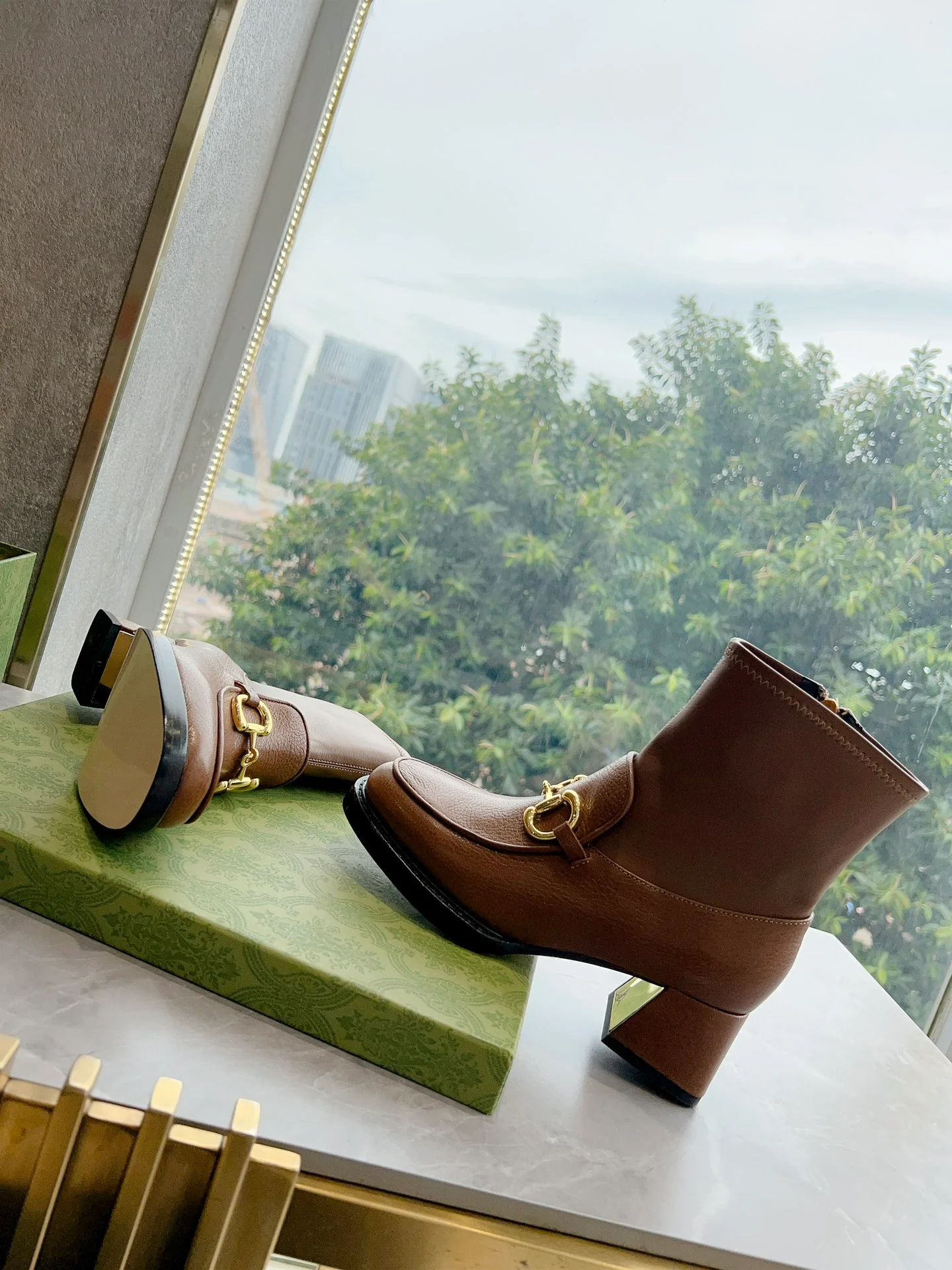 Новинка сезона осень/зима 2023 от Gucci - Ботильоны на массивном каблуке с застежкой-молнией - Кофейно-коричневый