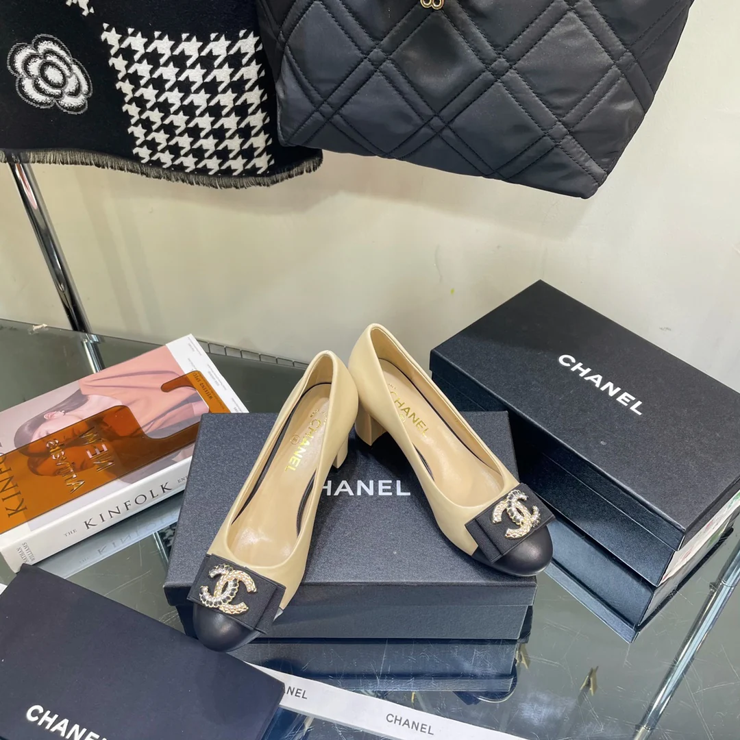 Новинка весны 2023 года от Chanel - туфли на массивном каблуке