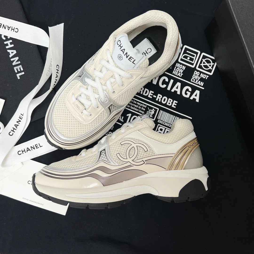 Круизная коллекция Chanel 2023 — Подиумная коллекция — Кроссовки — Белые
