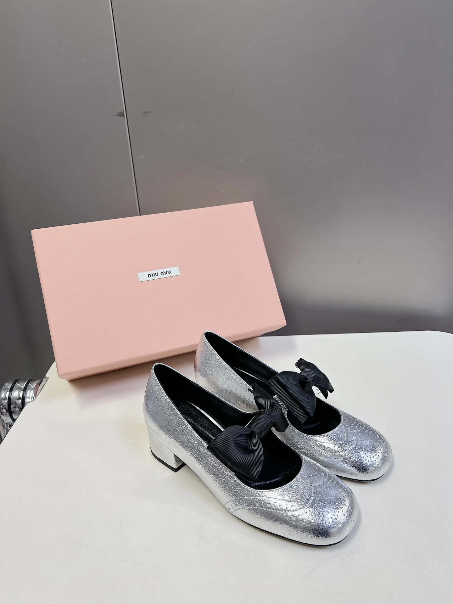 Miu Miu - Классические туфли Мэри Джейн с бантом - Серебристые