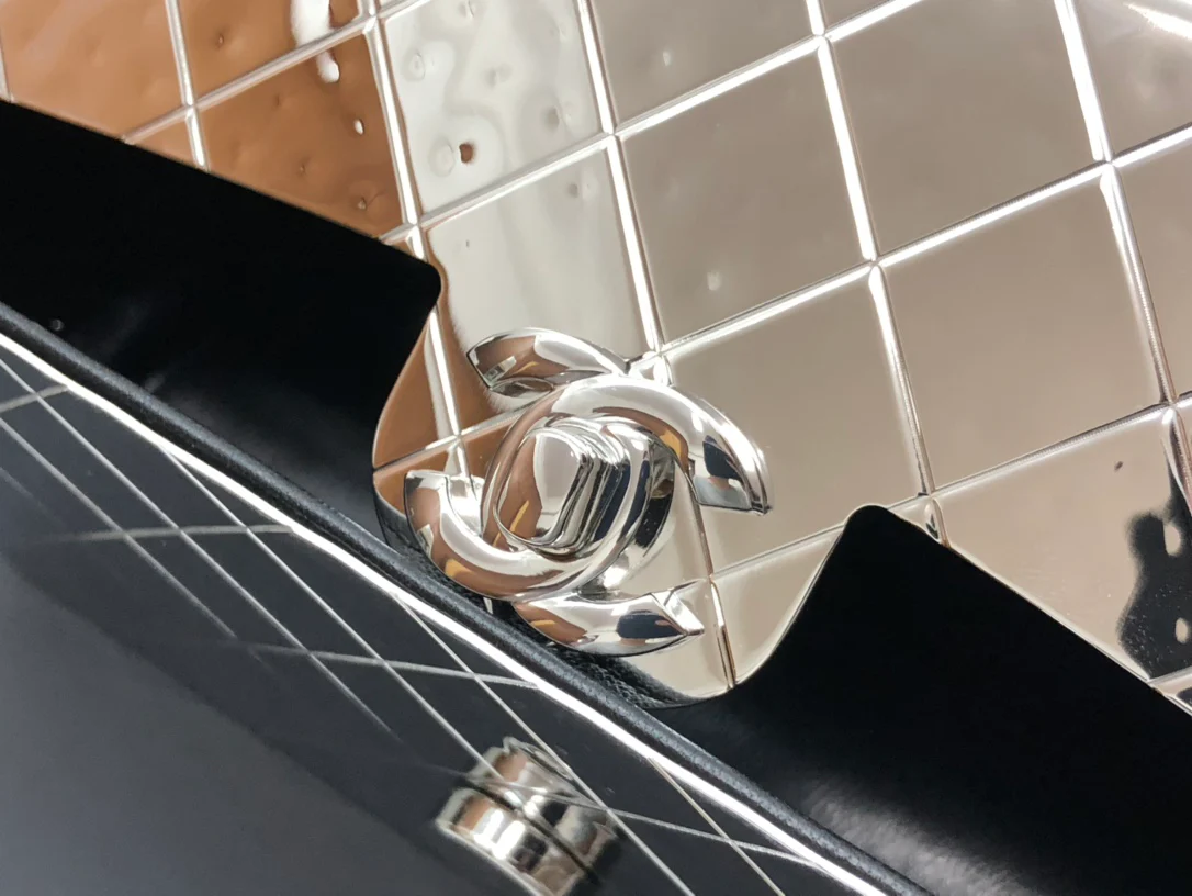 Лимитированная коллекция Chanel весна/лето 2022 - Сумка с клапаном - Металлическая сумка - Большая