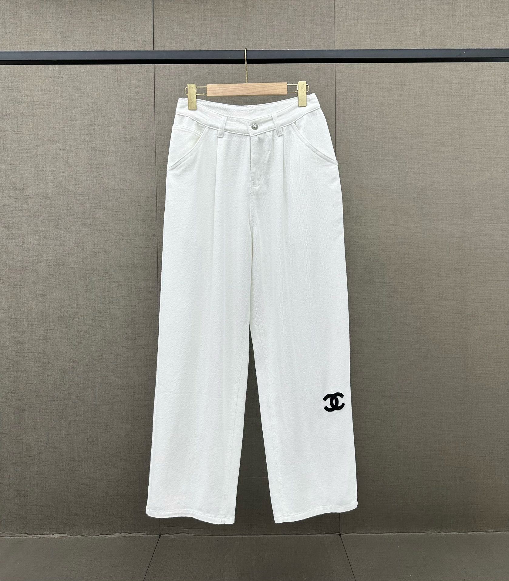 Джинсы Chanel 2403 Весна/Лето с логотипом, высокой талией и широкими штанинами - белые