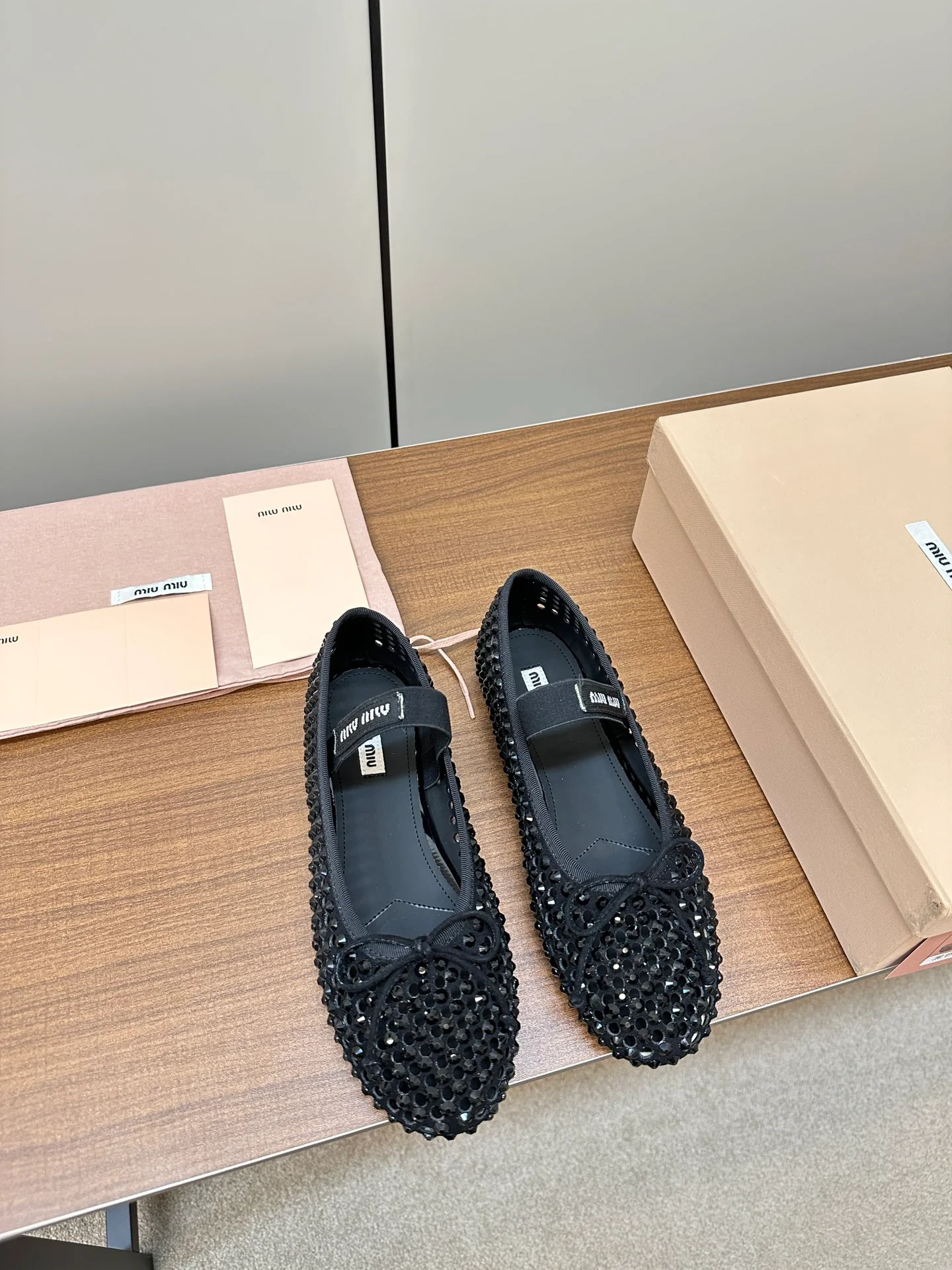 Новые поступления коллекции Miu Miu осень/зима 2023 - Балетки с кристаллами - Балетки - Черные