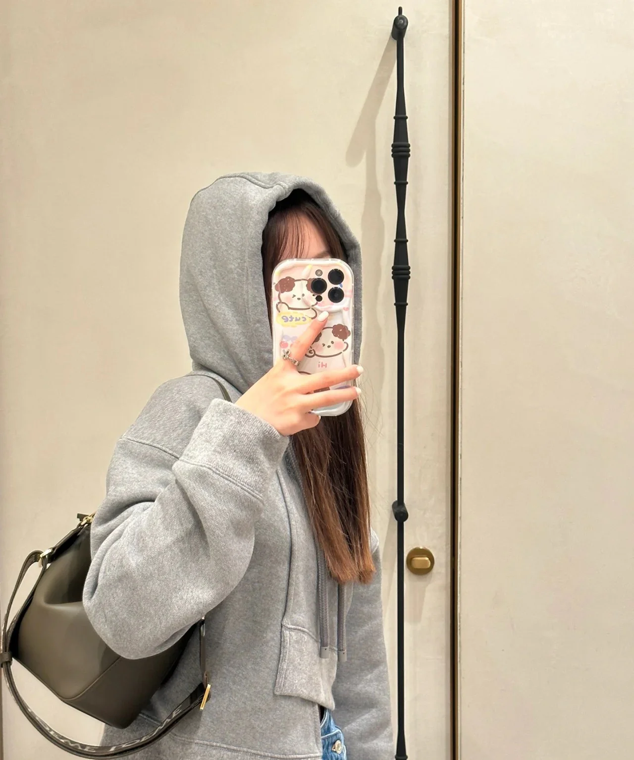 Сумка-хобо Loewe Hammock — темно-зеленая.