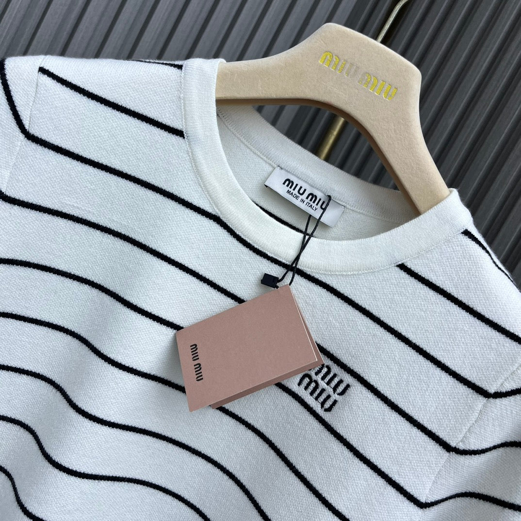 Miu Miu - 2404-24 Новинка: Футболка с круглым вырезом, полосатая, с коротким рукавом - белая