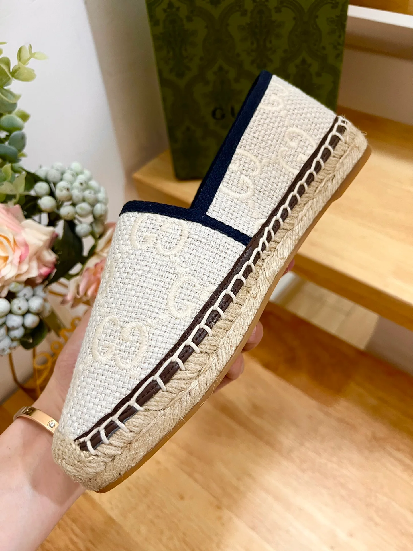 Новинка весны 2023 года от Gucci - балетки из льняной парусины с ремешком.