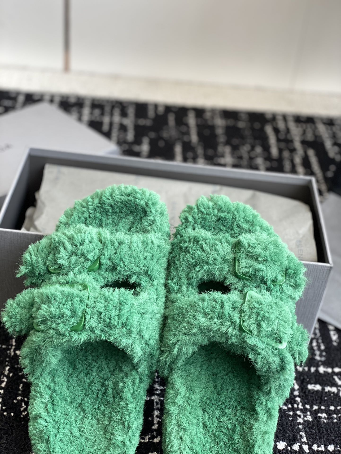 Новинка сезона осень/зима 2023 от Balenciaga — Меховые тапочки — Зеленые с пряжкой