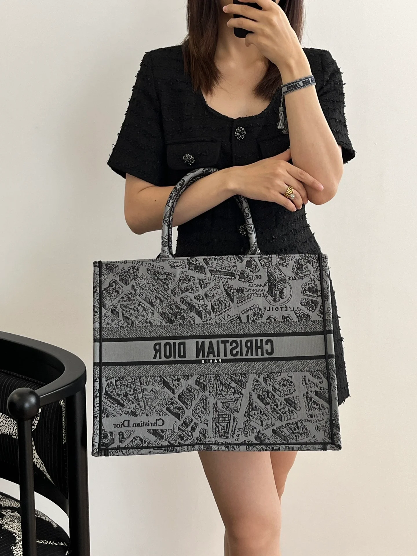 Новинка сезона весна/лето 2023 от Dior - сумка-тоут - серая с изображением карты Парижа - большой размер