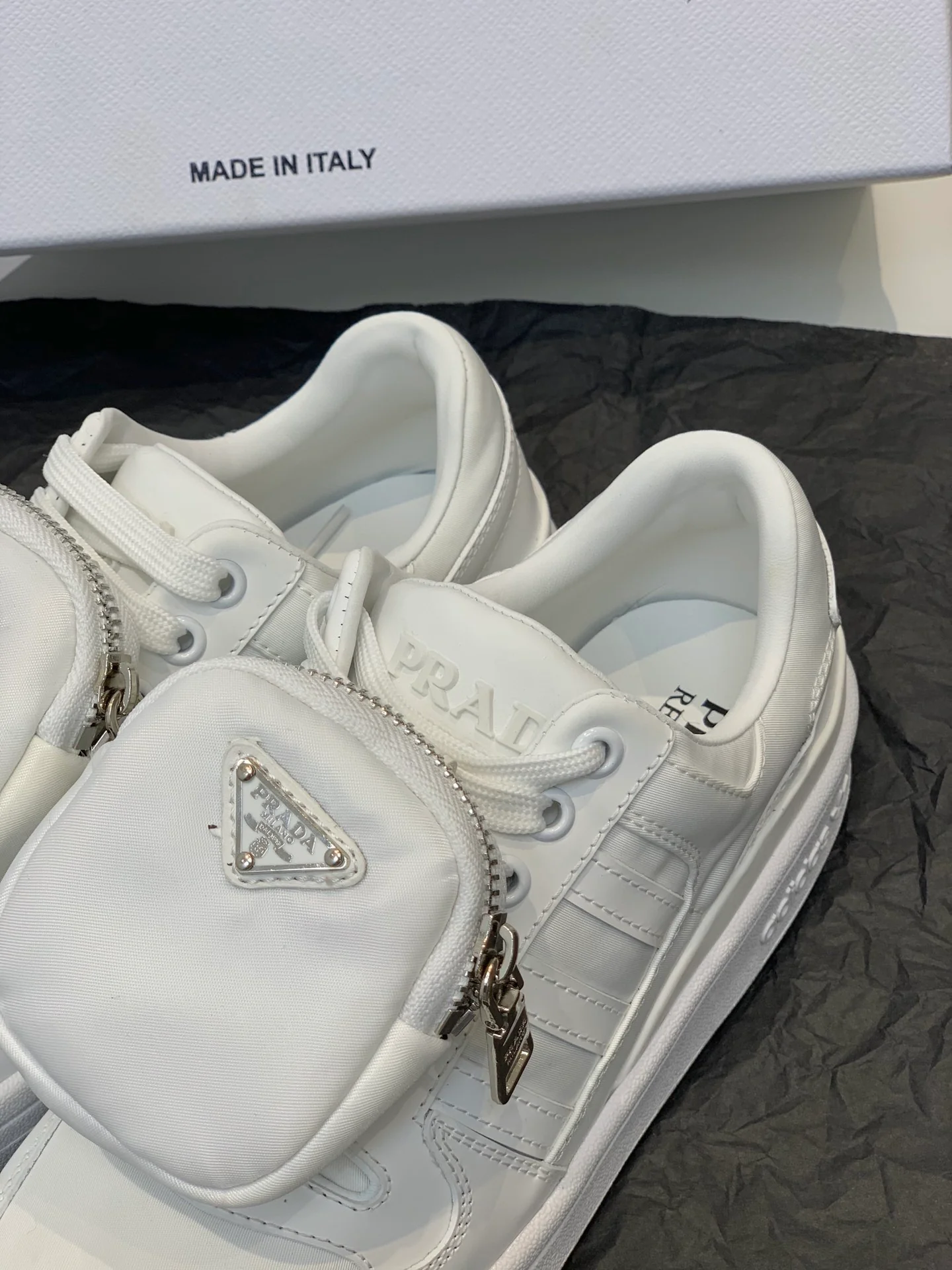 Обувь Prada - результат сотрудничества Prada и Adidas - спортивная и повседневная обувь