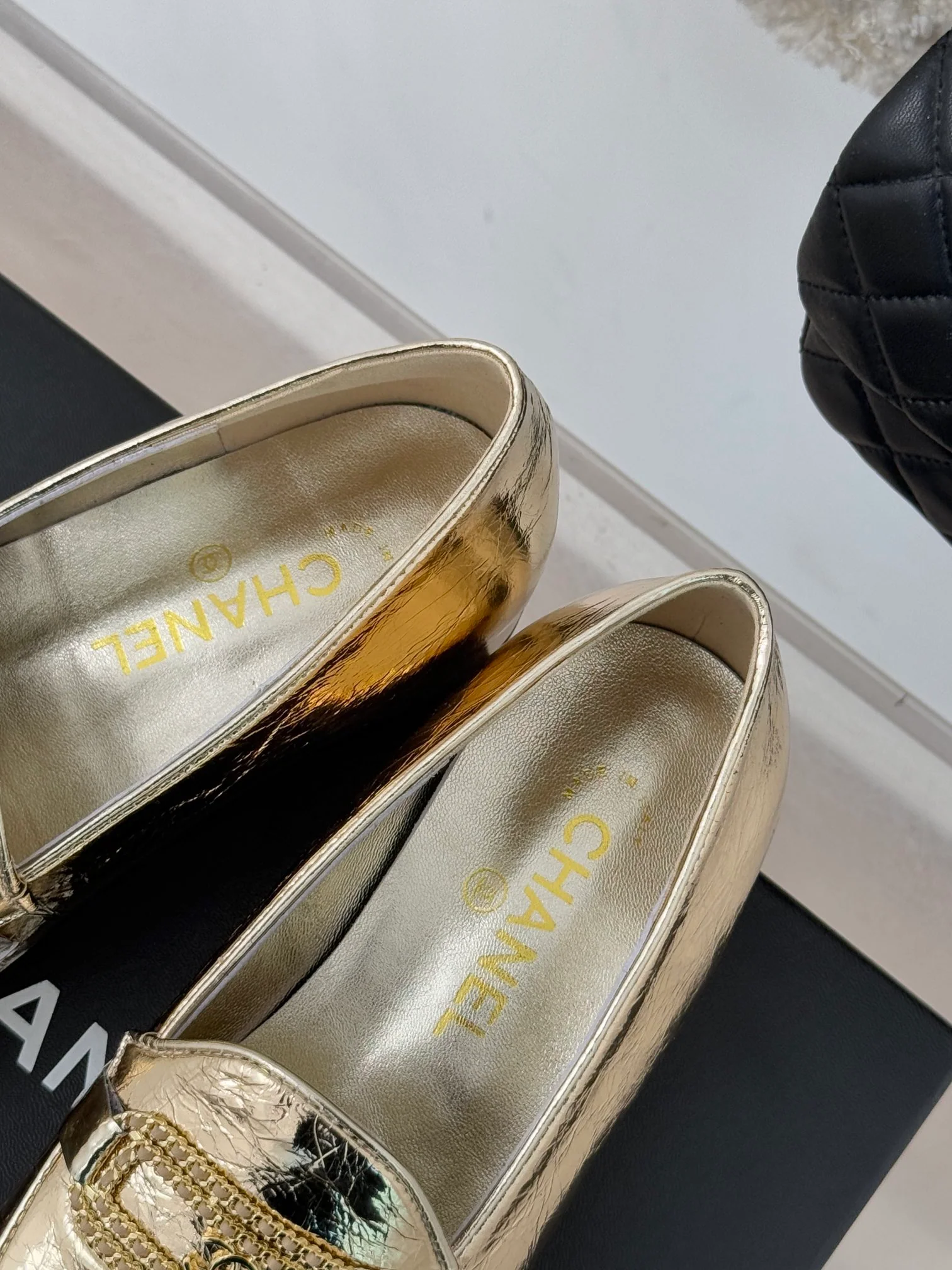 Лоферы Chanel 2024 с двойной цепочкой и пряжкой - золотистые