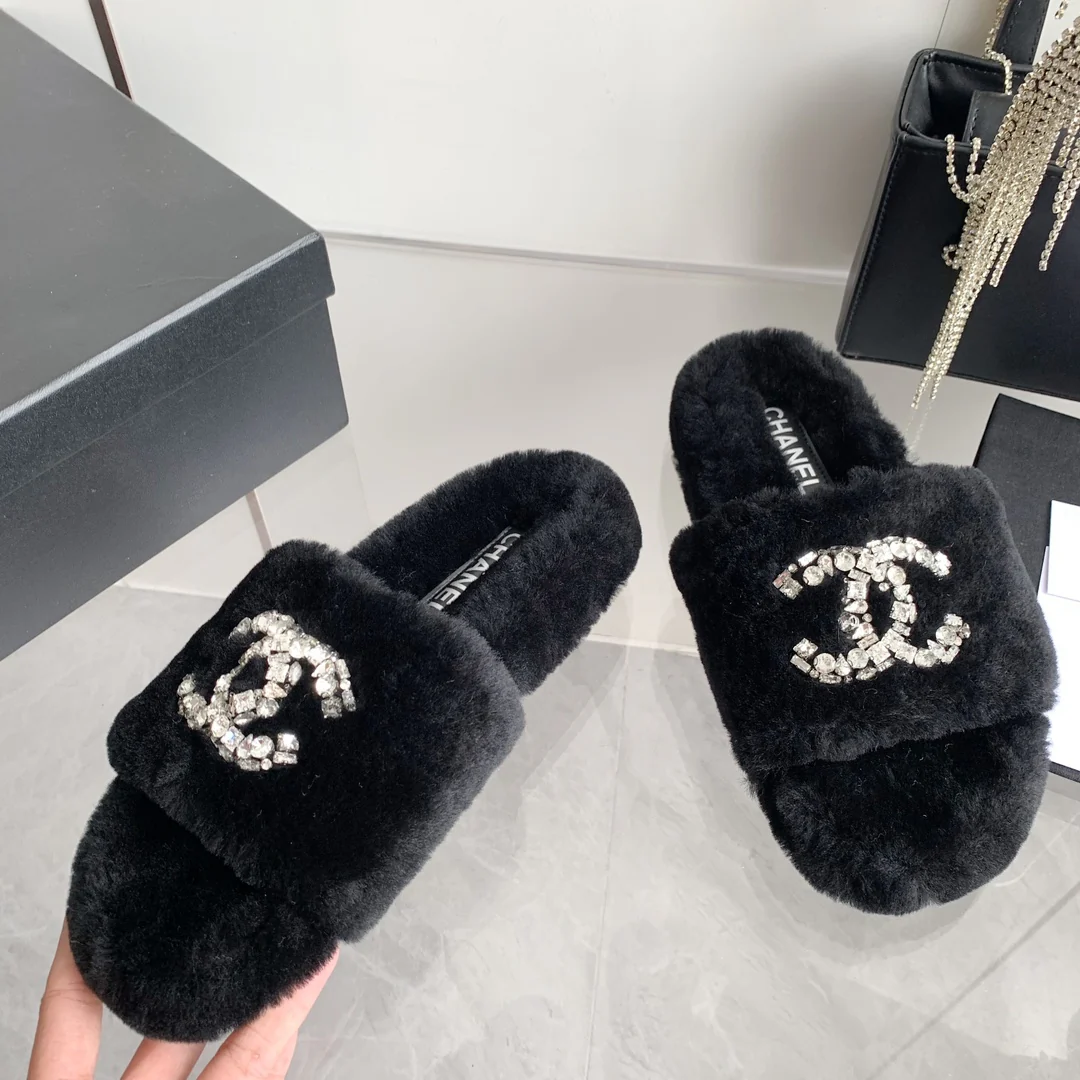 Новинка сезона осень/зима 2023 от Chanel - Шерстяные тапочки - Черные со стразами