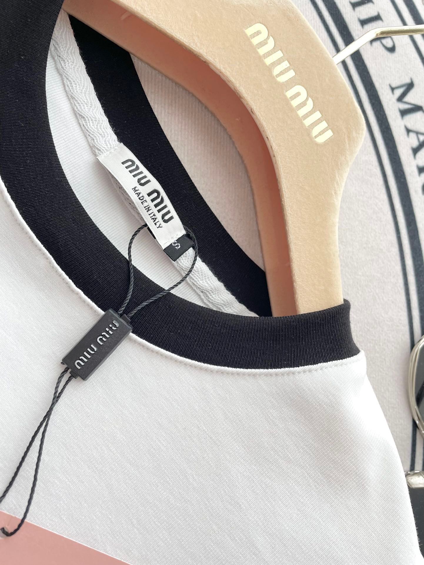 Футболка Miu Miu 2404 с коротким рукавом и принтом в виде букв, с черной отделкой.