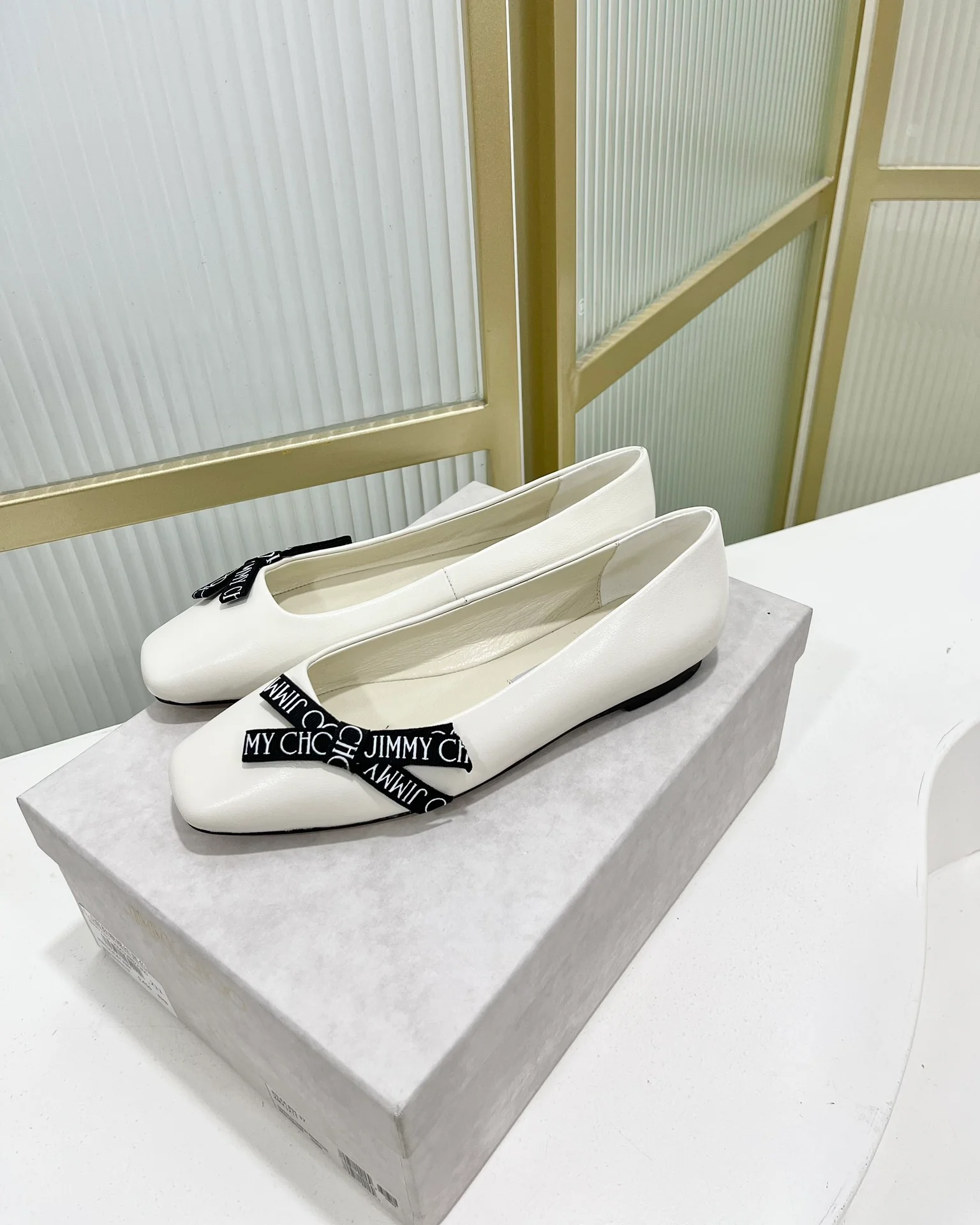 Jimmy - Новинка 2023 года - Туфли-балетки с квадратным носком и принтом из тесьмы - Белые