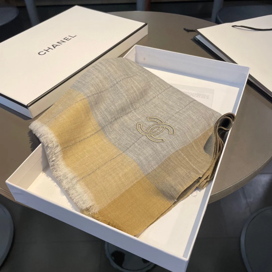 Chanel - Легкий шарф в клетку с золотой нитью - 90-210 см - Высококачественный австралийский импортный чистый кашемир - 1 шт.