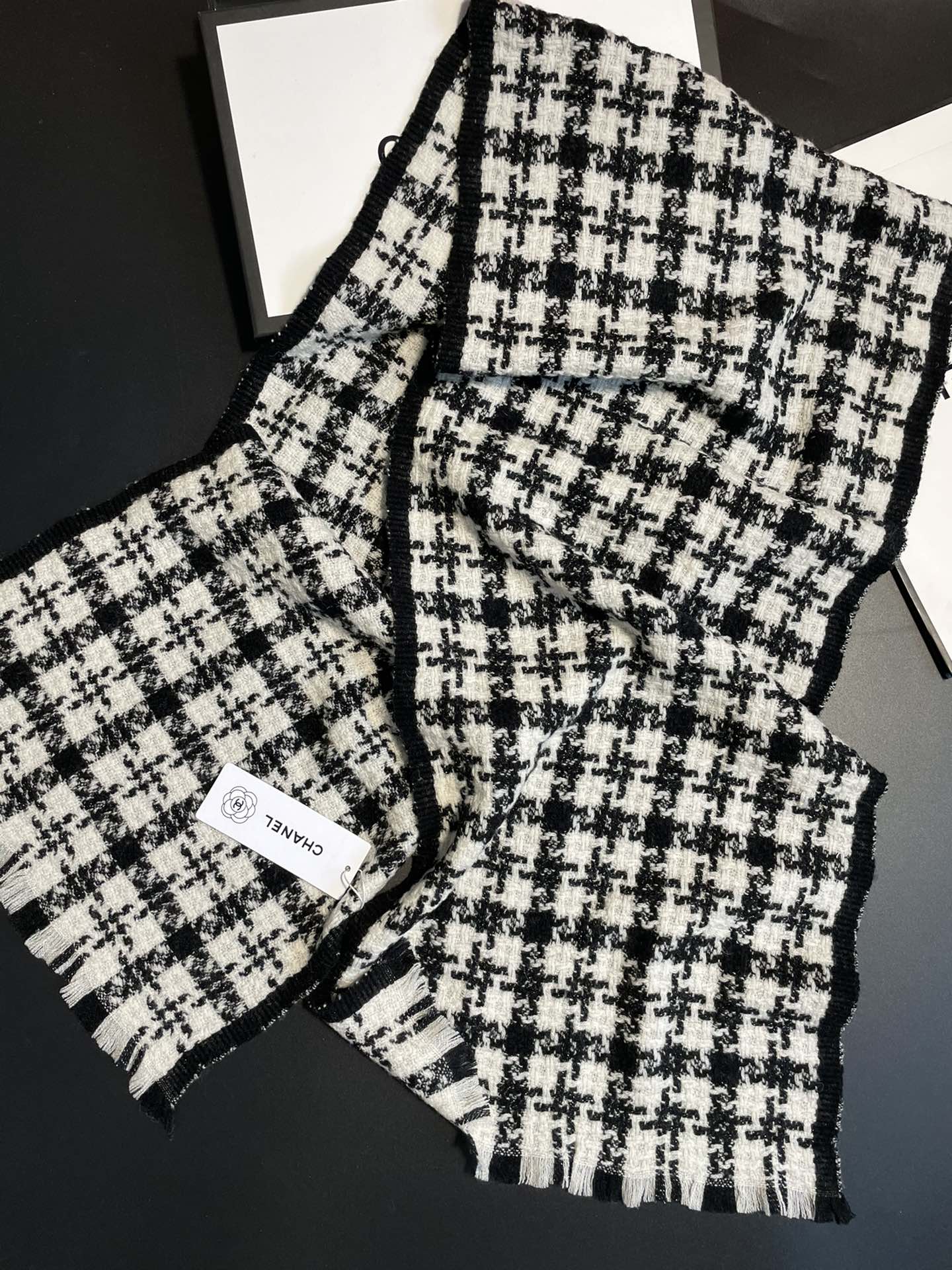 Шарф Chanel из камвольной кашемировой шерсти с двойной перекрестной клеткой, акценты из серебряной нити, 80% овечья шерсть, 20% кашемир, длина 38 см (180 см).